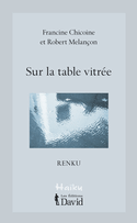 Sur la table vitrée